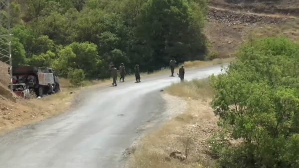 Teröristler Tunceli'de yol kesti