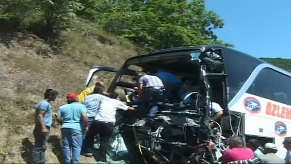 Otobüs kamyonetle çarpıştı: 1 ölü 3 yaralı