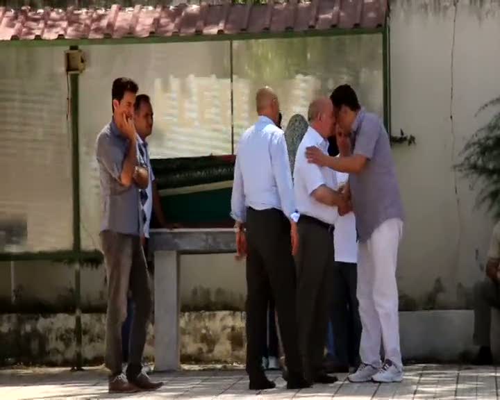 Kazayla öldürdüğü eşinin tabutundan ayrılamadı