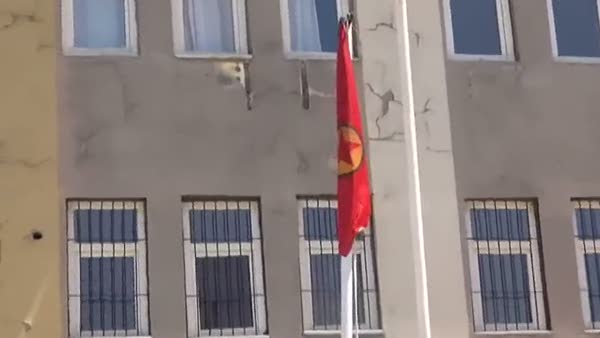 Türk Bayrağı'nı indirip PKK flaması astılar
