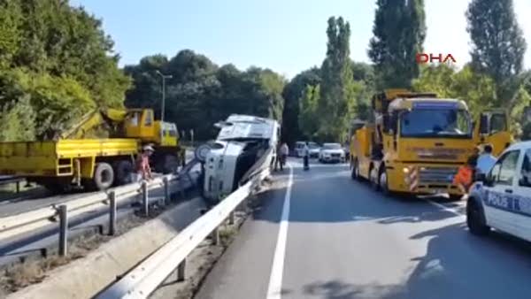 İstanbul'da minibüs devrildi