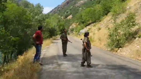 PKK'lılar Tunceli'de yol kesti