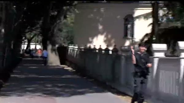 Dolmabahçe Sarayı’nda nöbet tutan polislere bombalı ve silahlı saldırı