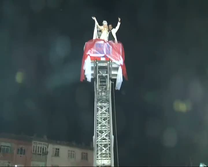 Gelin düğüne vinçle indi