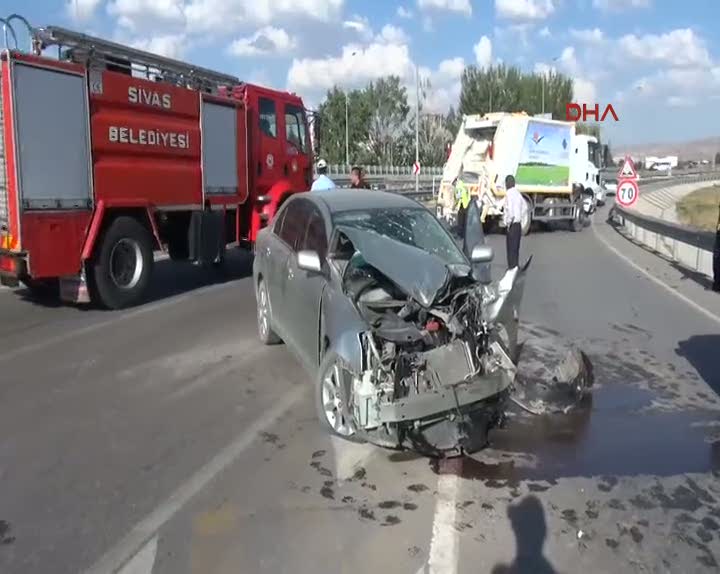 Çöp kamyonu ile otomobil çarpıştı: 4'ü çocuk 5 yaralı