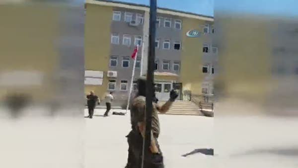 Polisler, Türk Bayrağı'nı 'Tekbir' getirerek göndere çekti