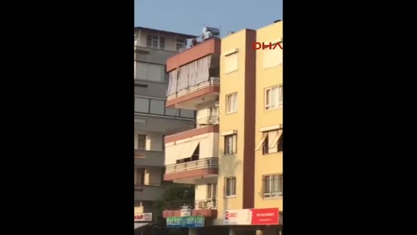 Çatıdan atlamak isteyen kadını, polis son anda böyle yakaladı