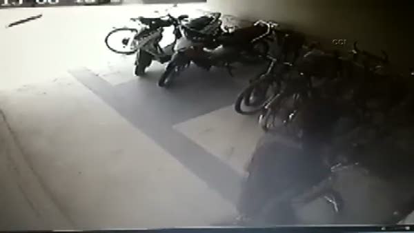 Motosiklet hırsızı güvenlik kamerasında