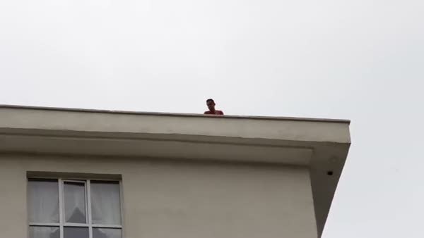 Eşi evi terk edince çatıya çıktı