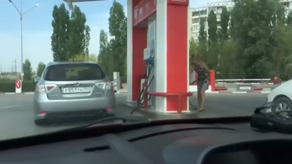 Rus kadın sürücünün yakıt pompası ile imtihanı