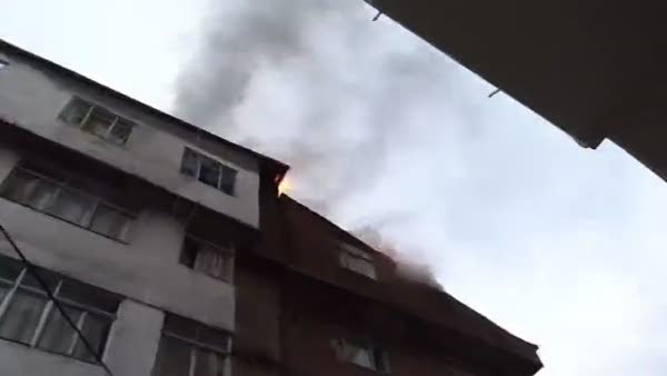 Binanın çatısındaki yangın paniğe neden oldu