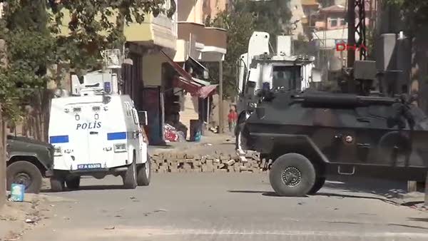 Nusaybin'de polis kazılan hendekleri kapatmaya başladı
