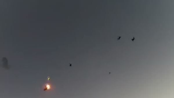 Uçakların çarpışma anı paraşütçülerin kamerasında