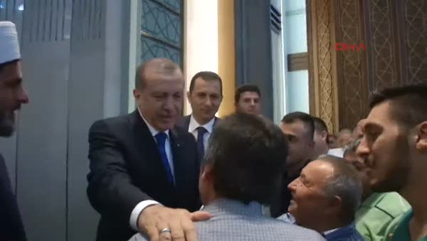Cumhurbaşkanı Erdoğan, cebinde sigara gördüğü vatandaşa sigarayı bıraktırdı
