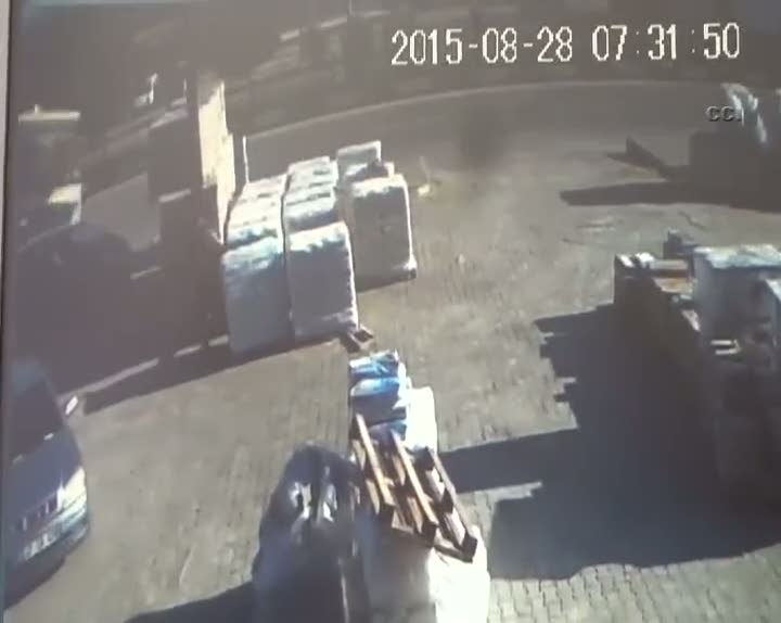 TIR'la kamyonun çarpışması kamerada