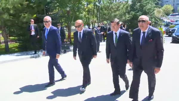 Başbakan Davutoğlu,  Alparslan Türkeş'in mezarını ziyaret etti