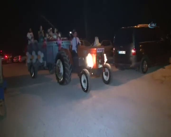 Traktörü gelin arabası yaptılar