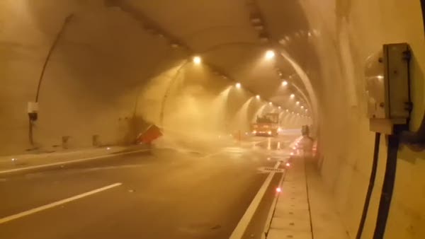 Otomobil tüneldeki su borusunu patlattı