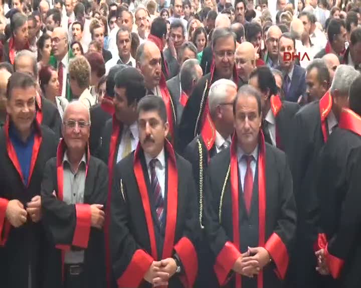 Şehit Cumhuriyet Savcısı Mehmet Selim Kiraz Yerleşkesi'nde şehitler için saygı duruşu.