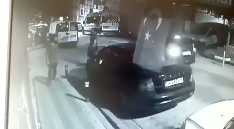 Üsküdar Zeynep Kamil mahalle teşkilatındaki Türk Bayrağına saldırı