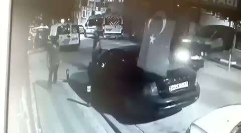 Üsküdar'da Türk bayrağına saldırı