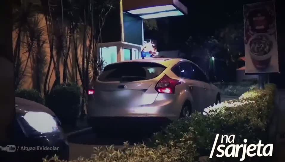 Kafası kesik halde araba kullanan adam