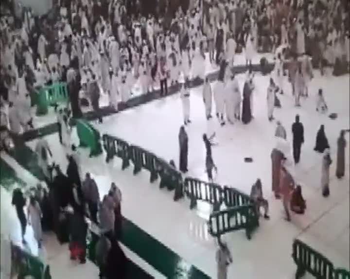 Kabe'de vinçlerin devrilme anı kamerada