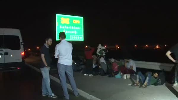 Dur ihtarına uymayan minibüslerden 85 mülteci çıktı