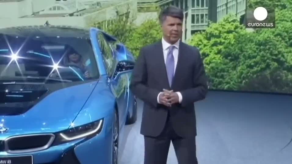 BMW CEO’su bir anda kendini yerde buldu