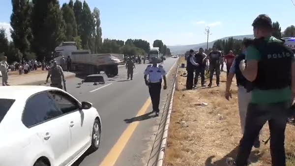 Polis aracı TIR'la çarpıştı: 2 polis şehit oldu