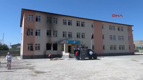 Teröristler yine okul yaktı