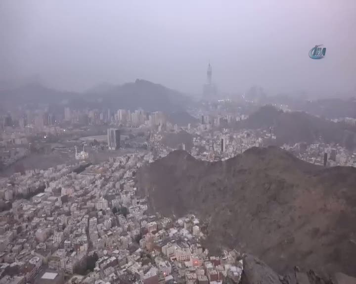 Hacı adaylarının Hira Mağarası'na zorlu tırmanışları