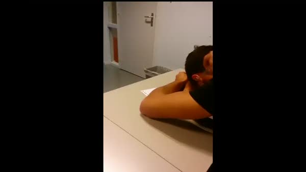 Sınıfta uyuyan öğrenciye öğretmen ayarı