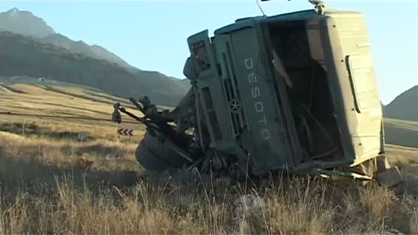 Taş yüklü kamyon devrildi: 1 ölü 1 yaralı