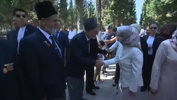 Başbakan Ahmet Davutoğlu’nun eşi Sare Davutoğlu, Soma’daki maden şehitliğini ziyaret etti