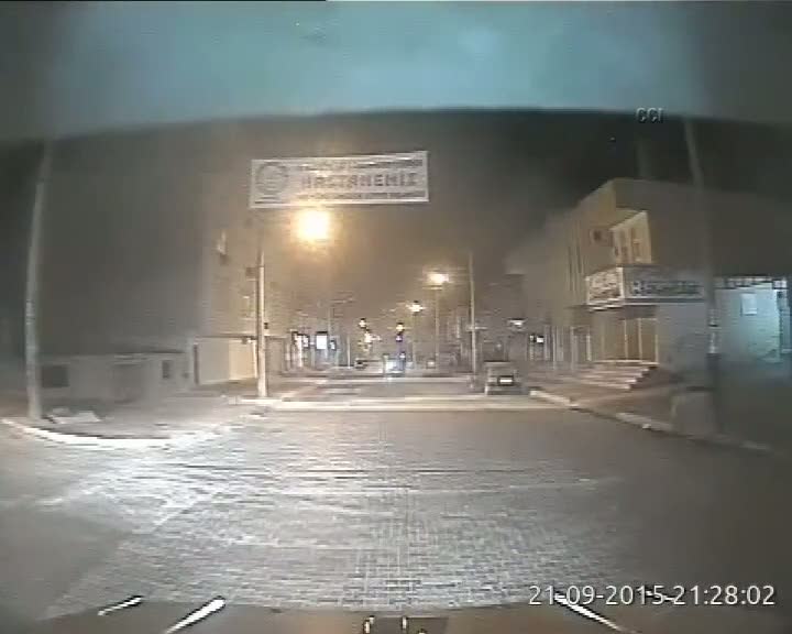 Polisin geçişi sırasında bomba yüklü araç böyle patladı...