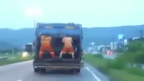 Çöp kamyonunun arkasında çılgınca dans ettiler