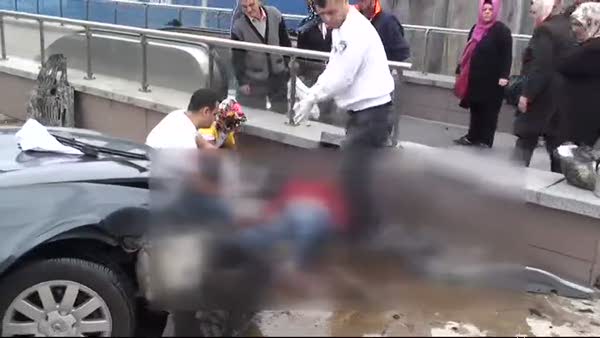 Otomobille metro durağına daldı: 1 ölü 3 yaralı