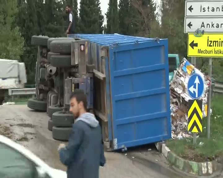 Atık kağıt kamyonu devrildi: 1 yaralı