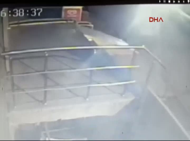 TIR'ın kaldırıma çıkması güvenlik kamerasına yansıdı.