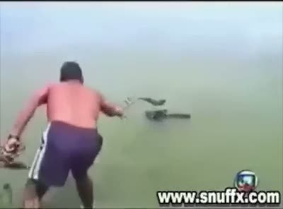 Denize bırakılmış çocuğu kurtardılar