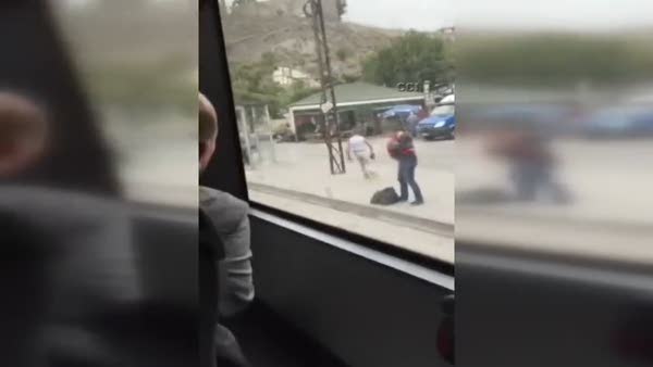 Tinerci genç otobüse böyle saldırdı