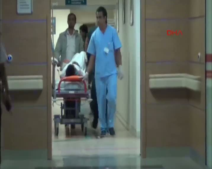 10 yaşındaki çocuk, düğün konvoyundan para almak için canından oluyordu