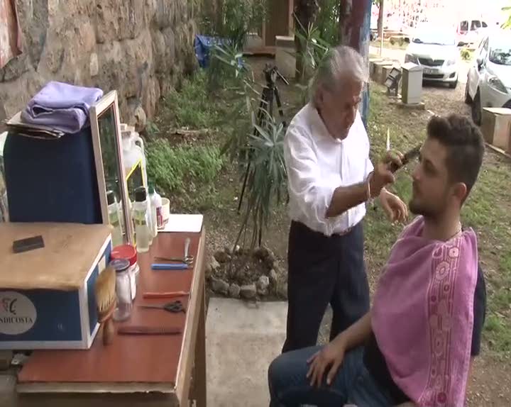 Türkeş ailesinin berberi hobi olarak traşa devam ediyor