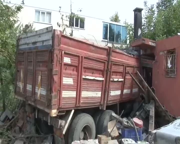 Kamyon kahvaltı sofrasına daldı