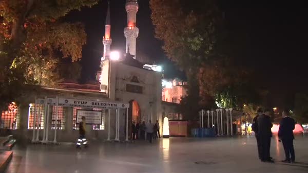 Başbakan Davutoğlu, sabah namazını Eyüp Sultan Camii’nde kıldı