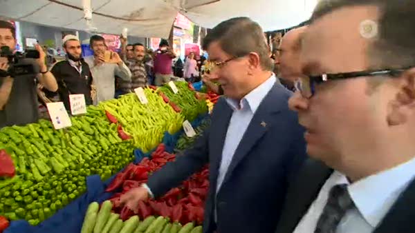 Başbakan Davutoğlu, Çarşamba Pazarı'nı ziyaret etti