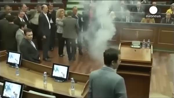 Parlamentoya gaz attılar