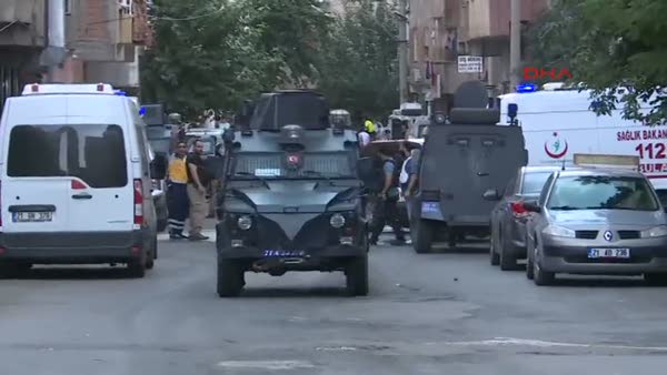Diyarbakır'da polisin baskın düzenlediği evden ateş açıldı: 1 ölü