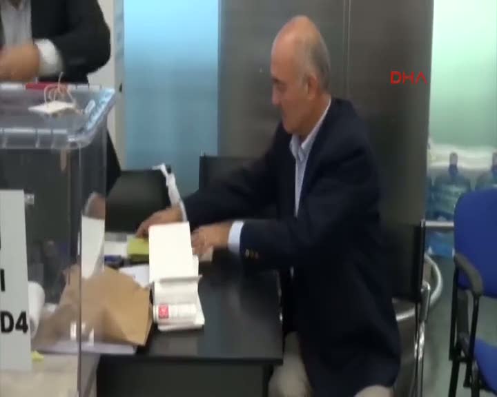 Atatürk Havalimanı'nda ilk oylar kullanıldı